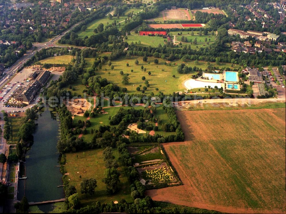 Aerial photograph Moers - Complex of buildings of the hotel arrangement Hotel of Moers van of the Valk in the district lovely mountain between the Krefelder street and the Aubruchkanal in Moers in the federal state North Rhine-Westphalia