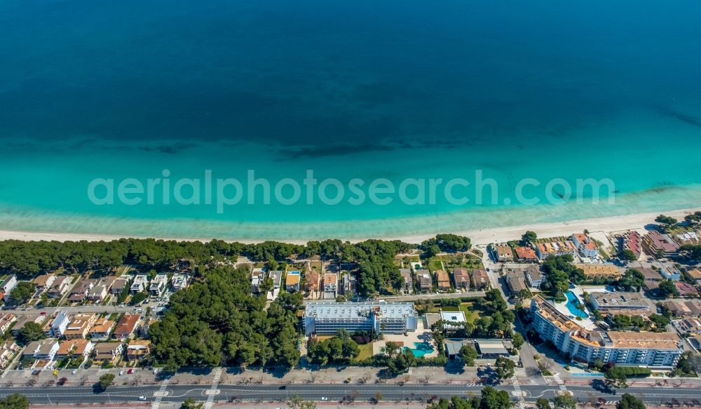 Alcudia from the bird's eye view: Complex of the hotel building Hotel Platja d'Or on the coast of the sea on Carrer de la Vidalba in Alcudia in Balearic island of Mallorca, Spain