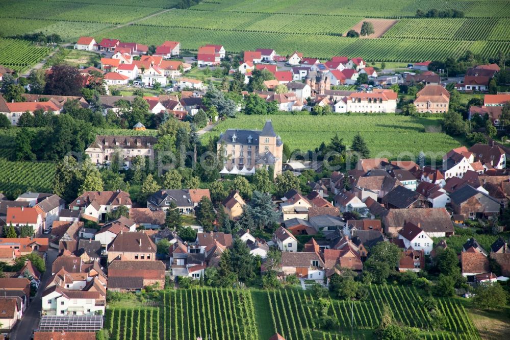 Aerial photograph Edesheim - Complex of the hotel building Hotel Schloss Edesheim, Privathotels Dr. Lohbeck GmbH & Co. KG in Edesheim in the state Rhineland-Palatinate