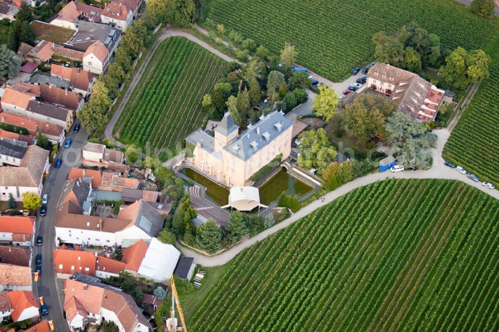 Aerial photograph Edesheim - Complex of the hotel building Hotel Schloss Edesheim, Privathotels Dr. Lohbeck GmbH & Co. KG in Edesheim in the state Rhineland-Palatinate