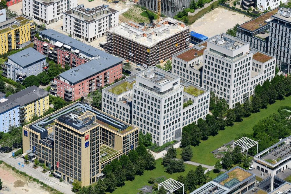 Aerial image München - Complex of the hotel building ibis Munich Parkstadt Schwabing and das Buerogebaeude of IDG Communications Media AG on Lyonel-Feininger-Strasse in Munich in the state Bavaria, Germany