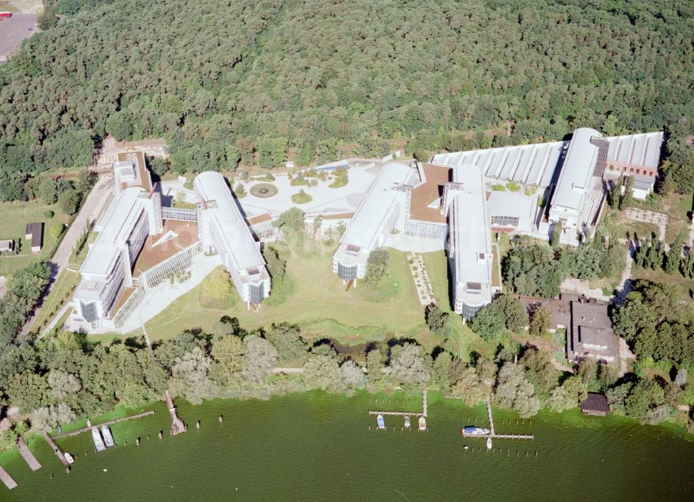 Aerial image Potsdam - Complex of the hotel building Kongresshotel Potsdam on lake Templiner See Am Luftschiffhafen in Potsdam in the state Brandenburg