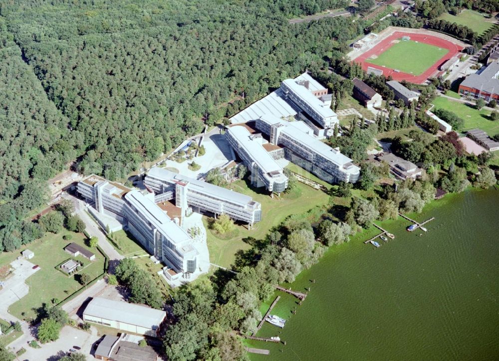 Aerial photograph Potsdam - Complex of the hotel building Kongresshotel Potsdam on lake Templiner See Am Luftschiffhafen in Potsdam in the state Brandenburg