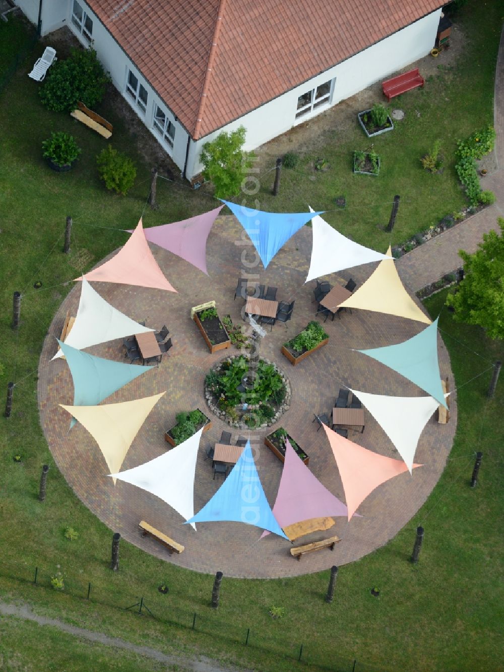 Templin from the bird's eye view: With colorful pennants - chain decorated outdoor terrace on complex of the hotel building Landsitz-Hotel in Templin in the state Brandenburg