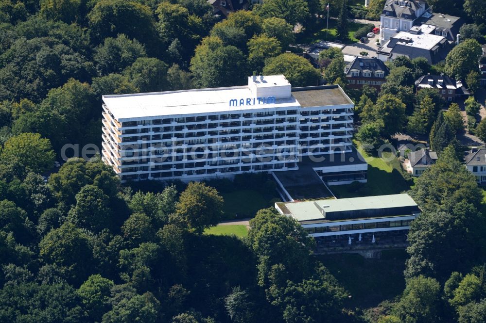 Kiel from the bird's eye view: Complex of the hotel building Maritim Hotel Bellevue in Kiel in the state of Schleswig-Holstein. The white building is located on a hill in the Duesternbrook part of Kiel