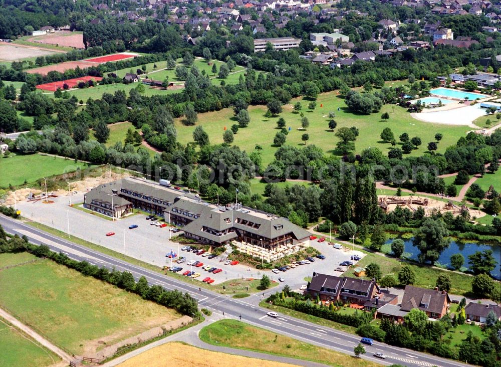 Moers from the bird's eye view: Complex of the hotel building Moers Van der Valk Krefelder Strasse in the district Holderberg in Moers in the state North Rhine-Westphalia