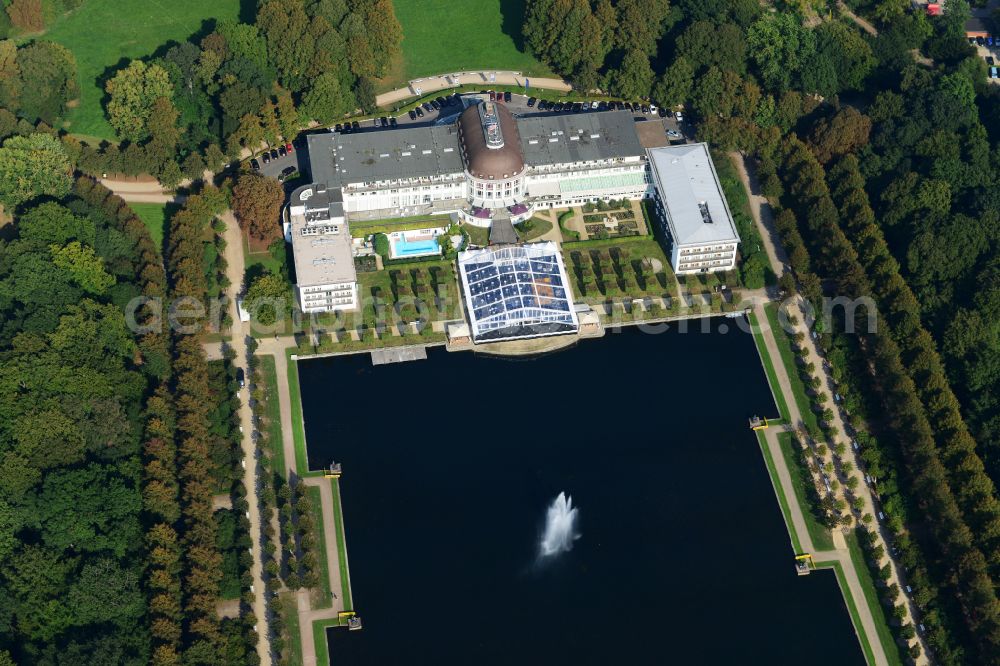 Aerial photograph Bremen - Complex of the hotel building Park Hotel with the artificial lake Holler See framed with trees in Bremen in Germany