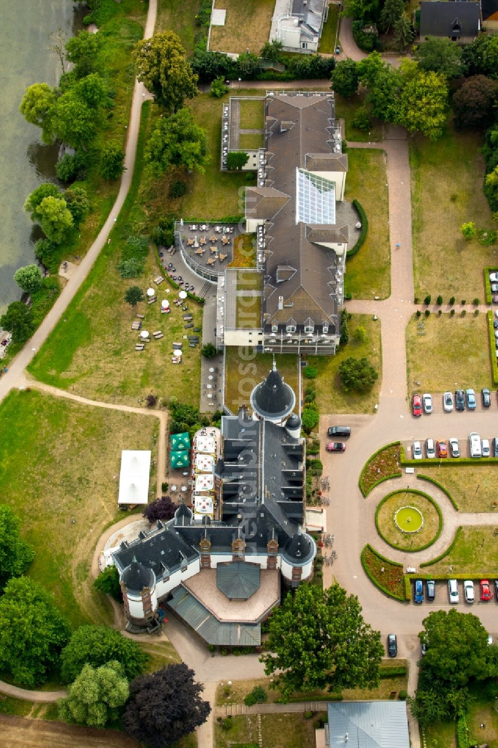 Klink from the bird's eye view: Building complex of the resort castle Klink with the restaurant Ritter Artus Keller at the Mueritz in Klink in Mecklenburg-Vorpommern