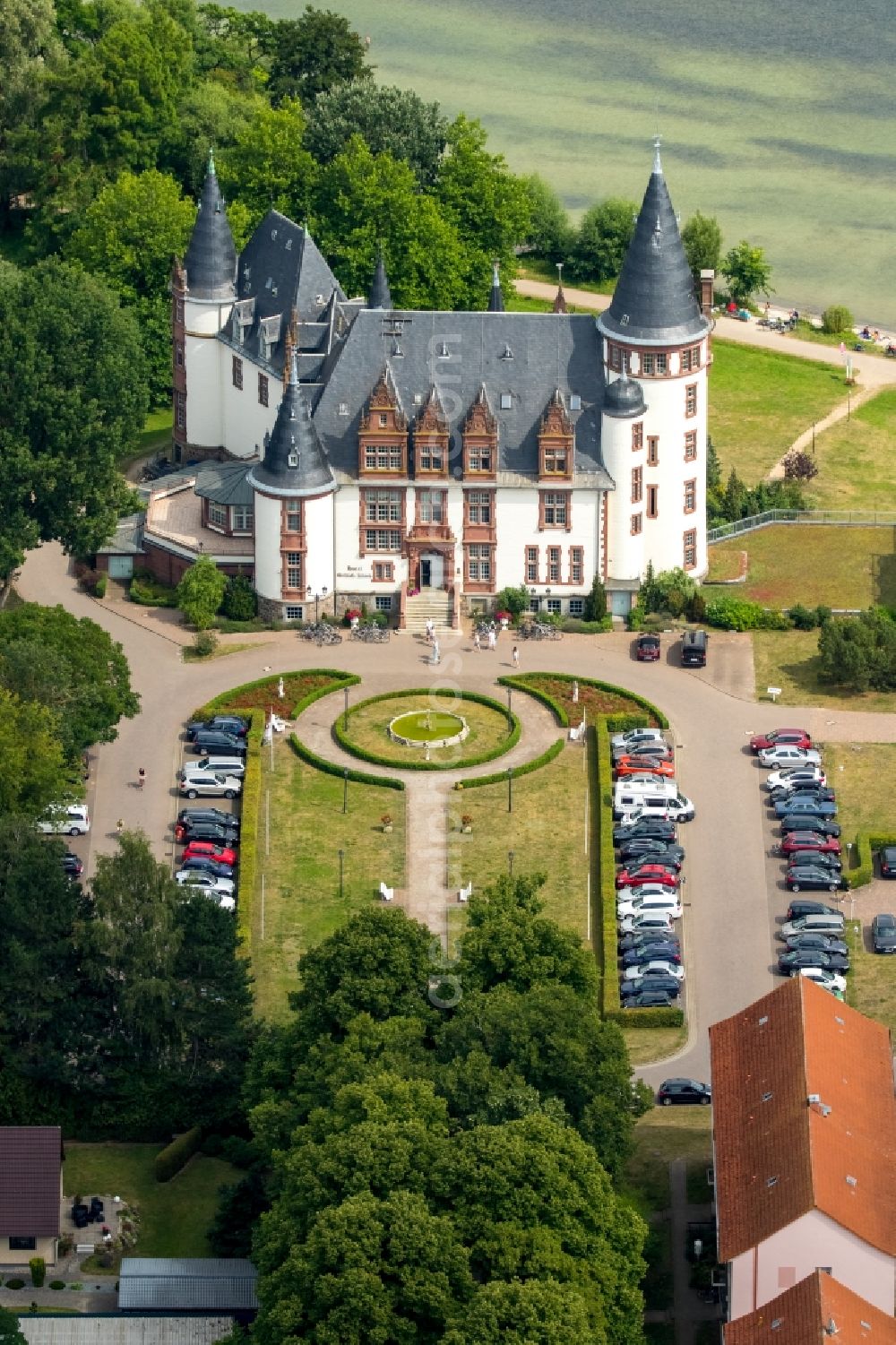 Klink from the bird's eye view: Building complex of the resort castle Klink with the restaurant Ritter Artus Keller at the Mueritz in Klink in Mecklenburg-Vorpommern