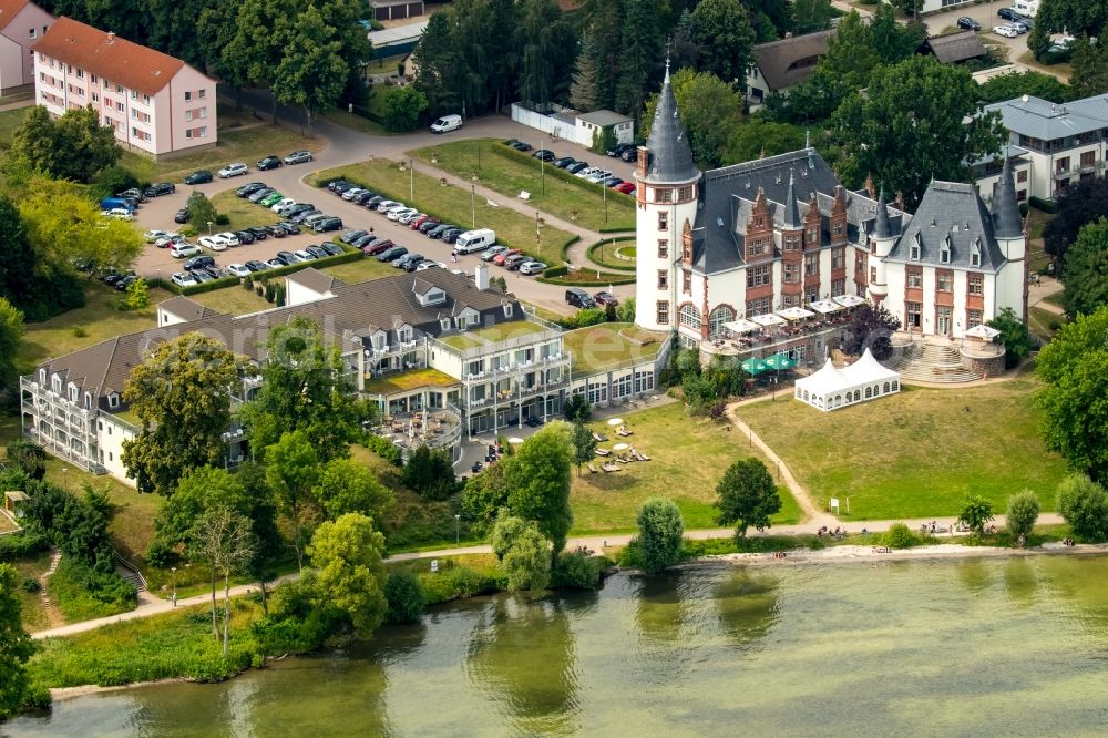 Klink from the bird's eye view: Building complex of the resort castle Klink with the restaurant Ritter Artus Keller at the Mueritz in Klink in Mecklenburg-Vorpommern