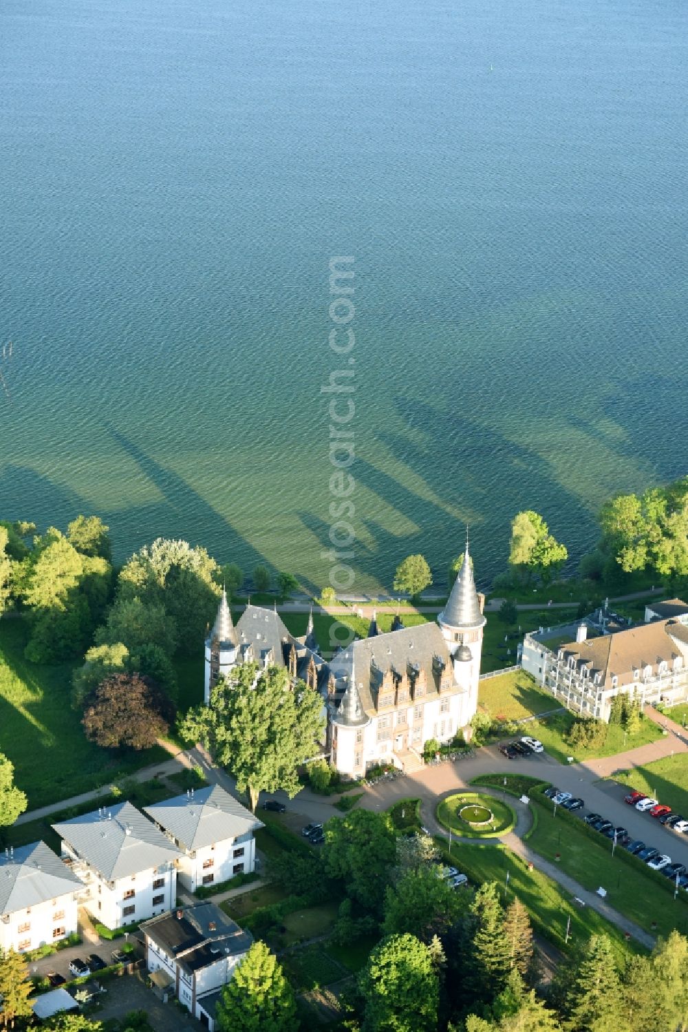 Klink from the bird's eye view: Building complex of the resort castle Klink with the restaurant Ritter Artus Keller at the Mueritz in Klink in Mecklenburg-Vorpommern