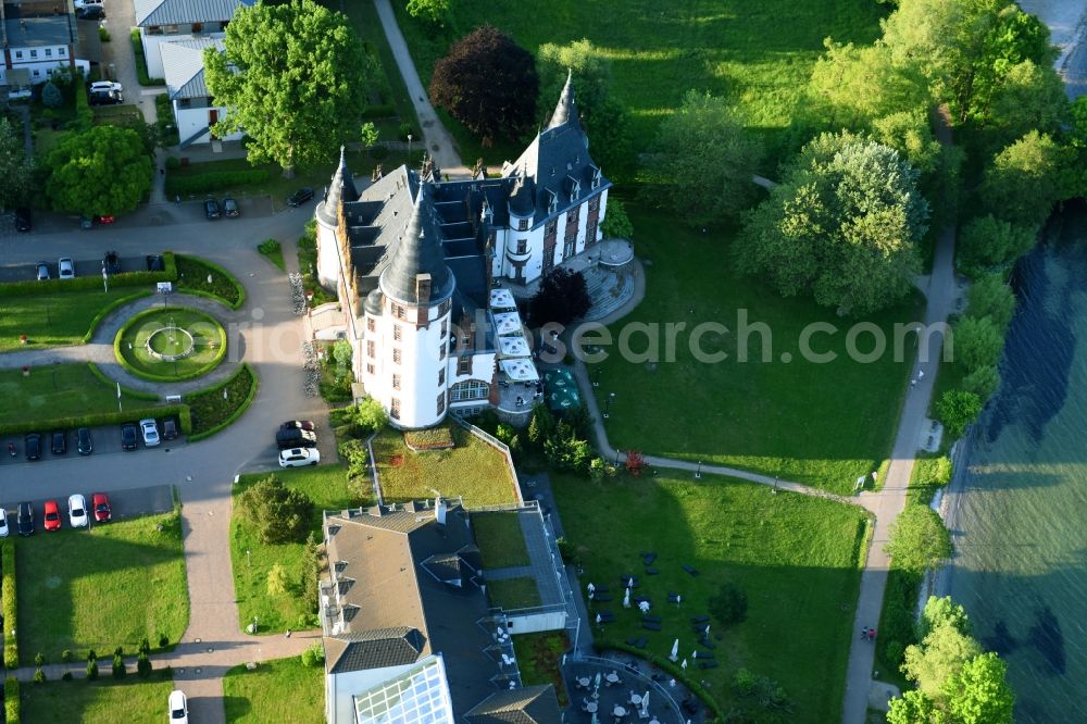 Aerial photograph Klink - Building complex of the resort castle Klink with the restaurant Ritter Artus Keller at the Mueritz in Klink in Mecklenburg-Vorpommern