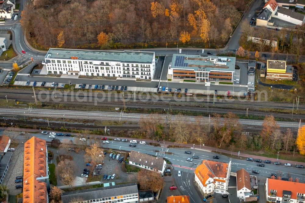 Soest from the bird's eye view: Complex of the hotel building DECK 8 DESIGNHOTEL.SOEST and das Buero- and Geschaeftshaus of ENERCON Gesellschaft with beschraenkter Haftung on factorystrasse in Soest in the state North Rhine-Westphalia, Germany