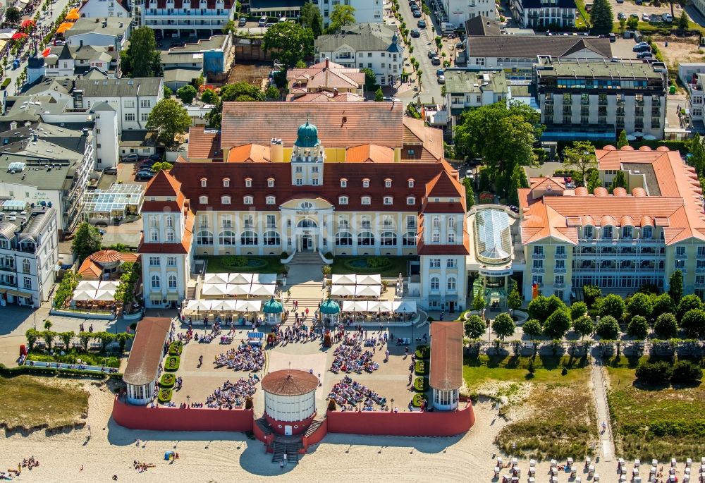 Binz from the bird's eye view: Complex of the hotel building Travel Charme Kurhaus Binz on Strandpromenade in Binz in the state Mecklenburg - Western Pomerania