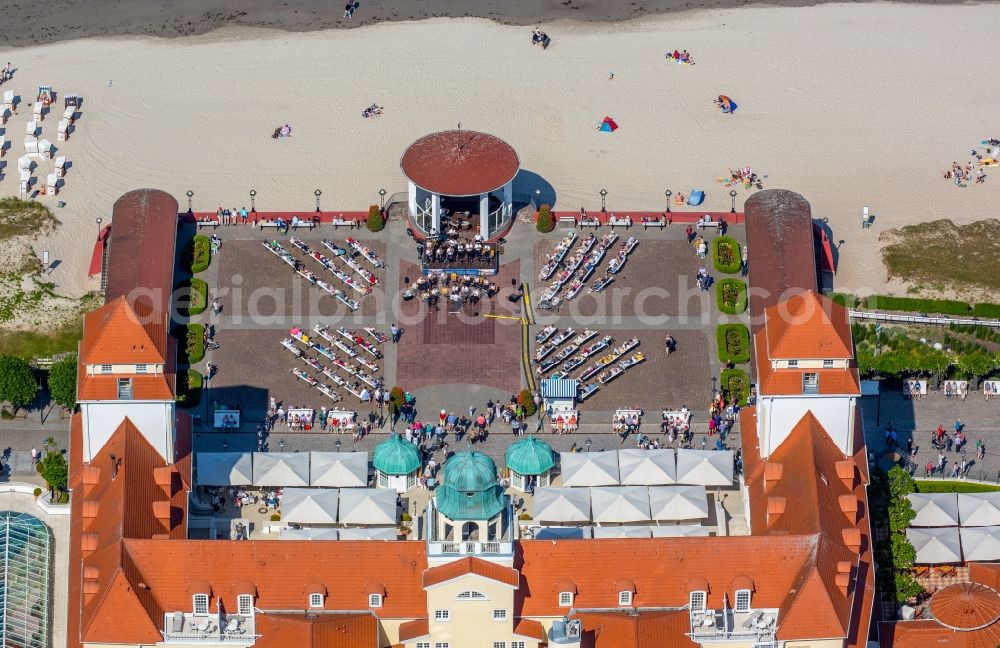 Binz from the bird's eye view: Complex of the hotel building Travel Charme Kurhaus Binz on Strandpromenade in Binz in the state Mecklenburg - Western Pomerania