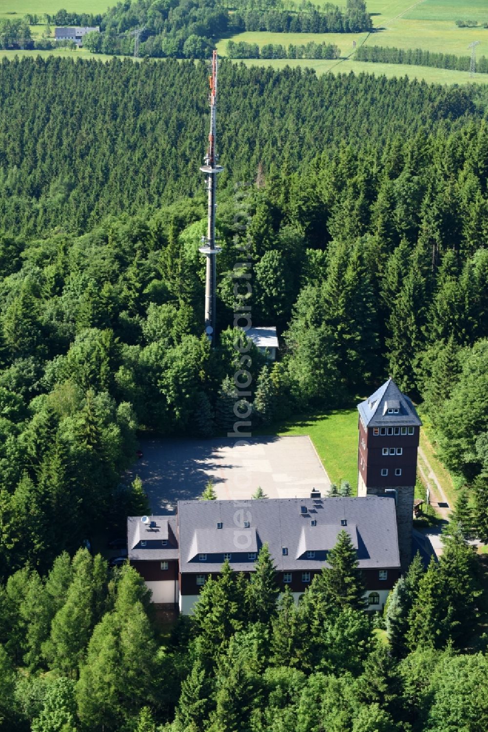 Bärenstein from the bird's eye view: Complex of the hotel building Unterkunftshaus on Baerenstein on Bergstrasse in Baerenstein in the state Saxony, Germany