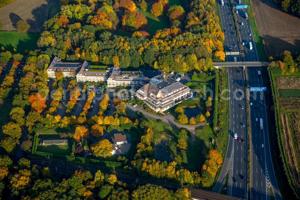 Aerial photograph Gladbeck - Autumnal complex of the hotel building Van der Valk Hotel on federal motorway A2 in Gladbeck in the state of North Rhine-Westphalia