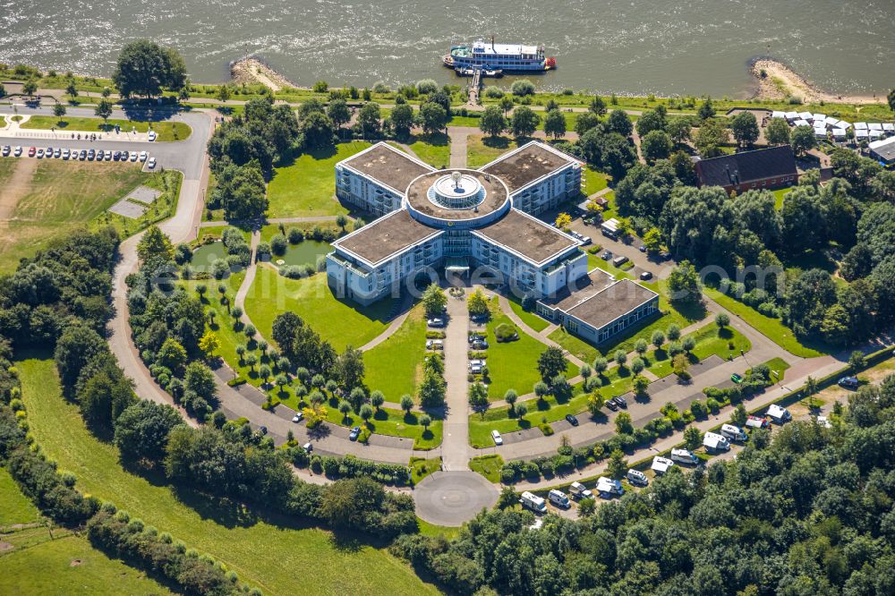 Aerial photograph Wesel - Complex of the hotel building WELCOME HOTEL WESEL on Rheinpromenade in Wesel in the state North Rhine-Westphalia, Germany