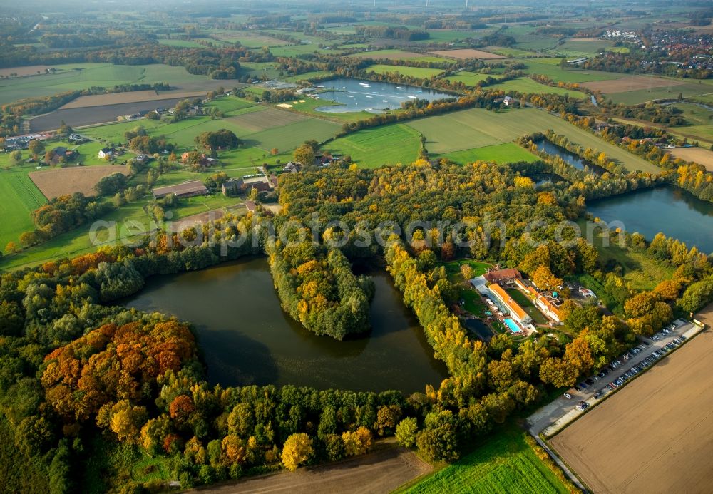 Aerial image Hamm - Complex of the hotel building of Gut Sternholz at the Haarener excavated lakes in autumnal Uentrop in Hamm in the state of North Rhine-Westphalia