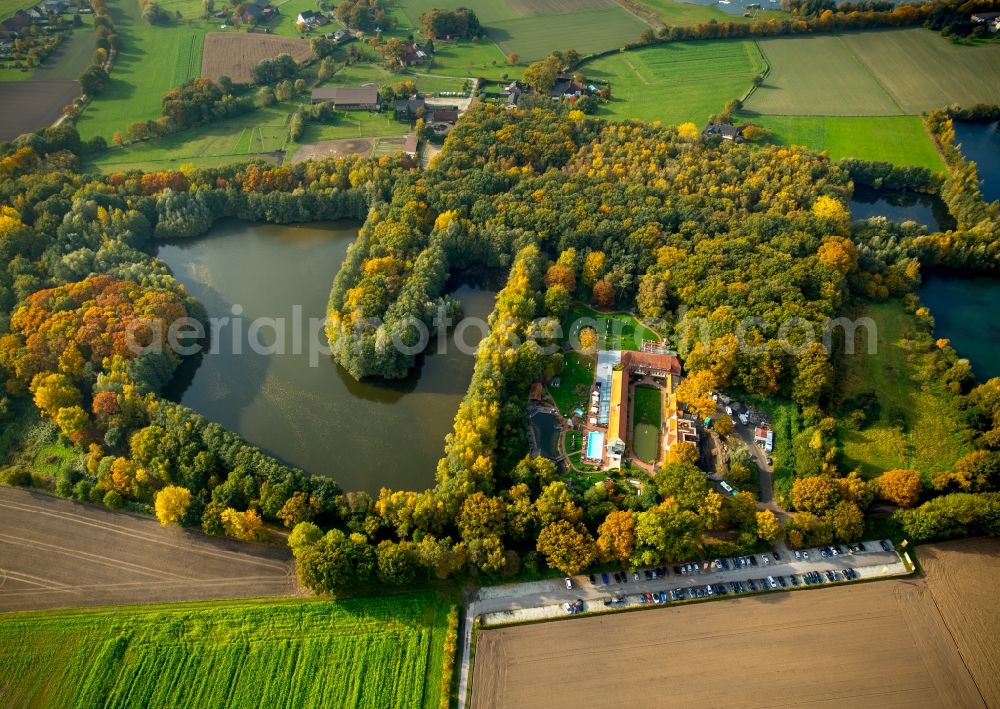 Hamm from the bird's eye view: Complex of the hotel building of Gut Sternholz at the Haarener excavated lakes in autumnal Uentrop in Hamm in the state of North Rhine-Westphalia