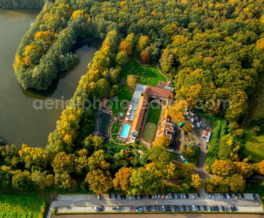 Aerial photograph Hamm - Complex of the hotel building of Gut Sternholz at the Haarener excavated lakes in autumnal Uentrop in Hamm in the state of North Rhine-Westphalia