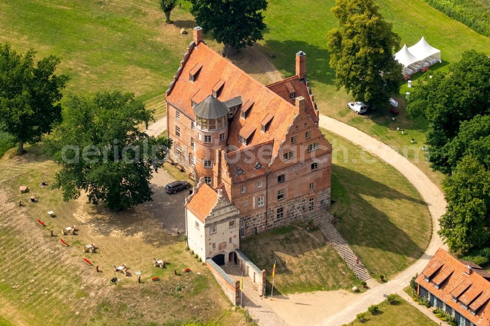 Aerial photograph Schwinkendorf - Photo of Complex of the hotel building Schloss Ulrichshusen in the district Ulrichshusen in Schwinkendorf in the state Mecklenburg - Western Pomerania