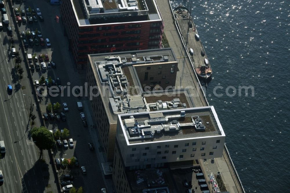 Aerial photograph Berlin - Complex of the hotel building nhow Berlin on the riverbank of the Spree in the Friedrichshain part of Berlin in Germany