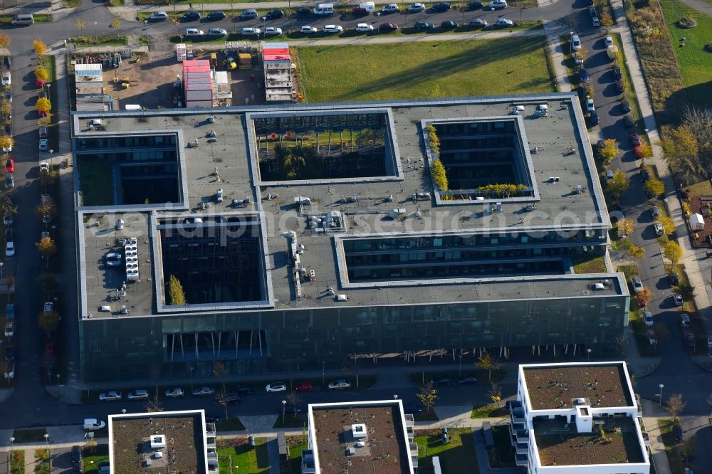 Aerial photograph Berlin - Building complex of the Institute HUB Institut fuer Physik of HUB on Newtonstrasse in the district Adlershof in Berlin, Germany