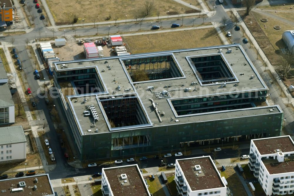 Aerial photograph Berlin - Building complex of the Institute HUB Institut fuer Physik of HUB on Newtonstrasse in the district Adlershof in Berlin, Germany