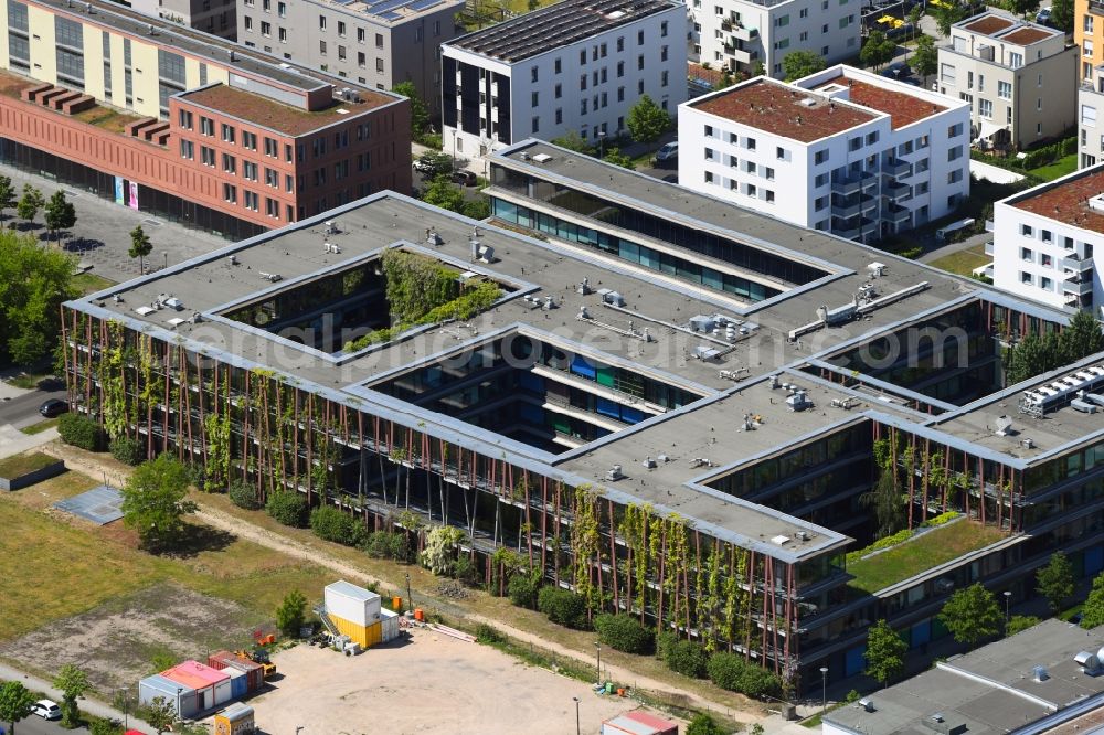 Aerial image Berlin - Building complex of the Institute HUB Institut fuer Physik of HUB on Newtonstrasse in the district Adlershof in Berlin, Germany