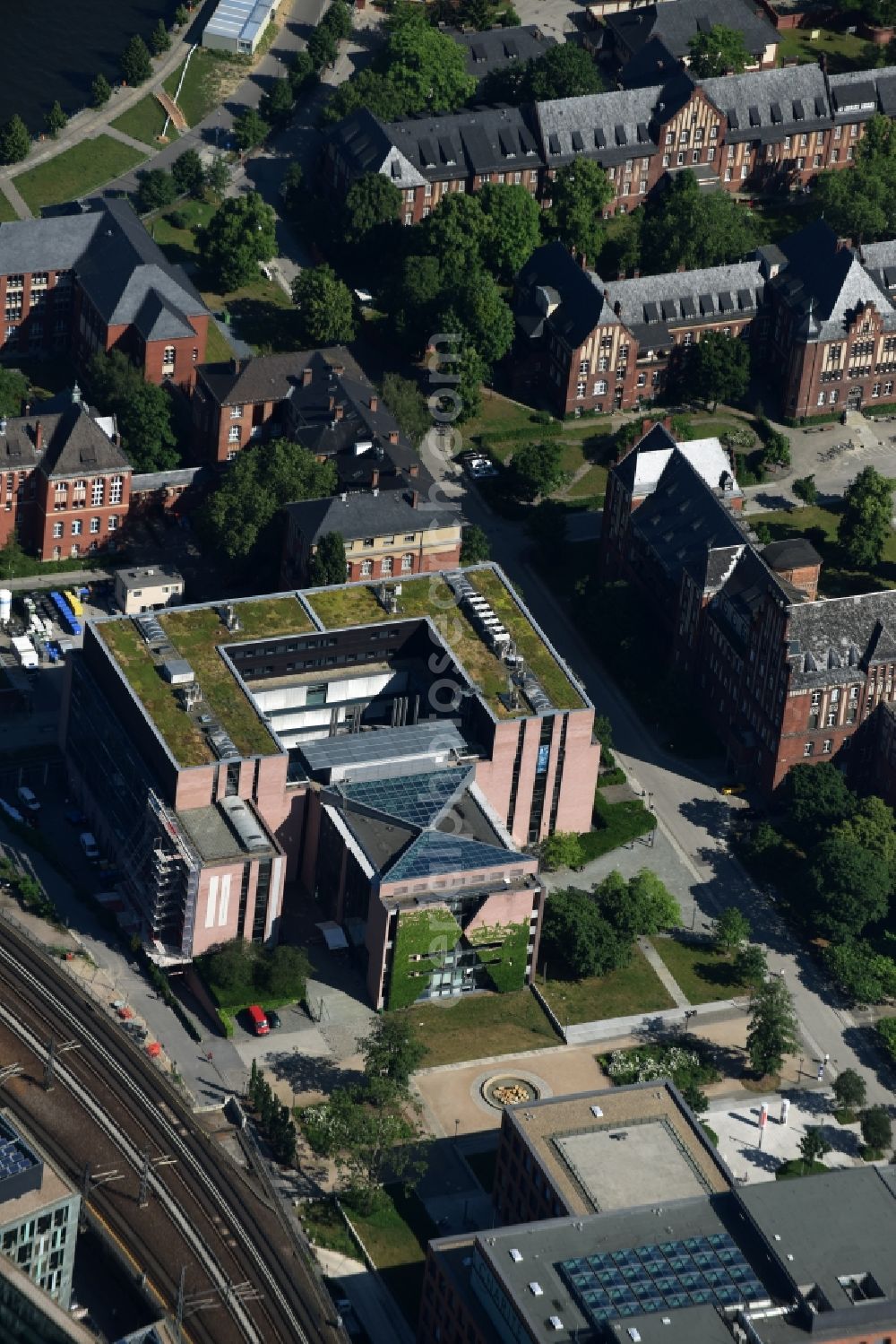 Aerial photograph Berlin - Building complex of the Institute Max-Planck-Institut fuer Infektionsbiologie and Deutsches Rheuma-Forschungszentrum (DRFZ) on Virchowweg in Berlin