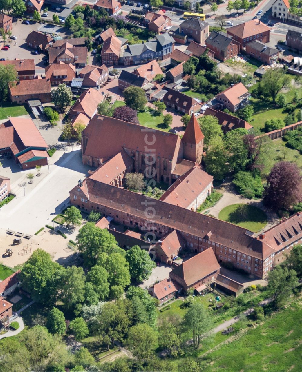 Ebstorf from the bird's eye view: Complex of buildings of the monastery Ebstorf in Ebstorf in the state Lower Saxony, Germany