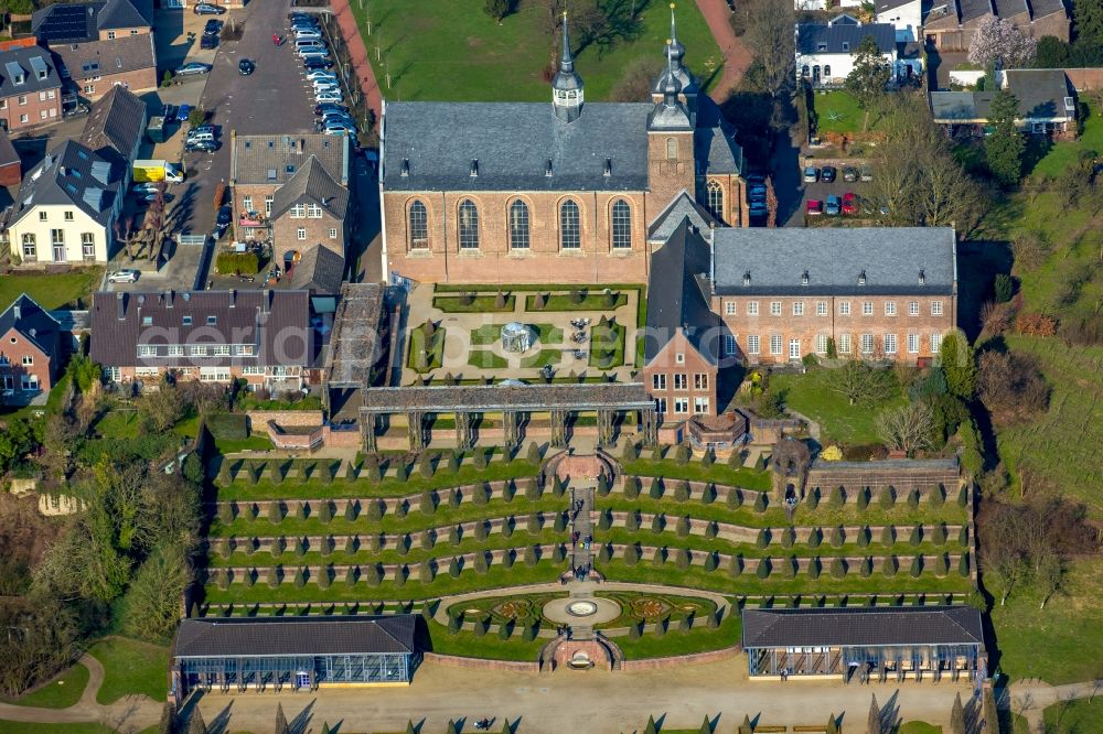 Aerial photograph Kamp-Lintfort - Complex of buildings of the monastery Geistliches und Kulturelles Zentrum Kloster Kamp on Abteiplatz in Kamp-Lintfort in the state North Rhine-Westphalia