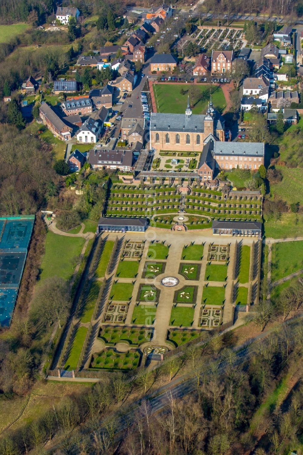 Kamp-Lintfort from the bird's eye view: Complex of buildings of the monastery Geistliches und Kulturelles Zentrum Kloster Kamp on Abteiplatz in Kamp-Lintfort in the state North Rhine-Westphalia