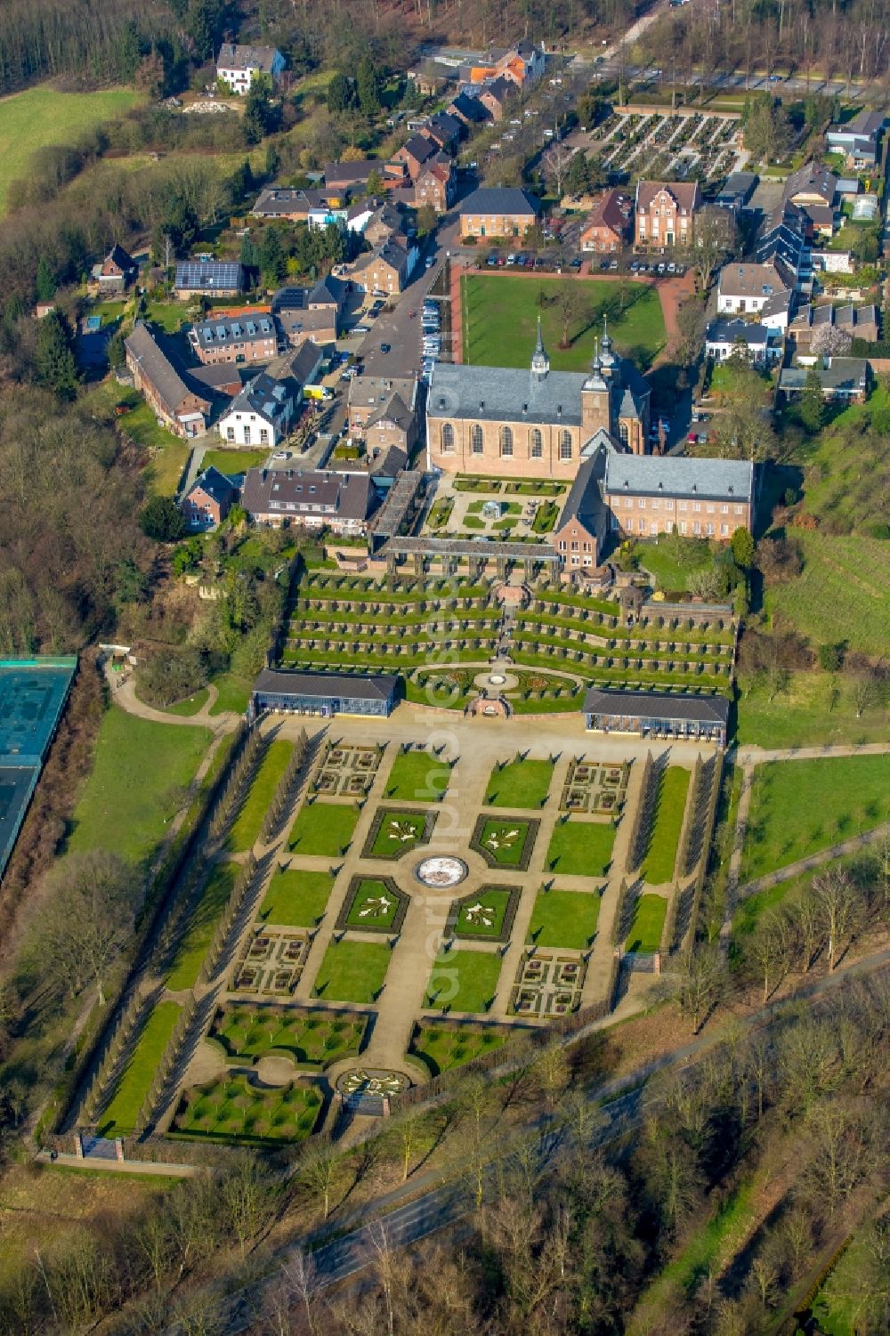 Aerial image Kamp-Lintfort - Complex of buildings of the monastery Geistliches und Kulturelles Zentrum Kloster Kamp on Abteiplatz in Kamp-Lintfort in the state North Rhine-Westphalia