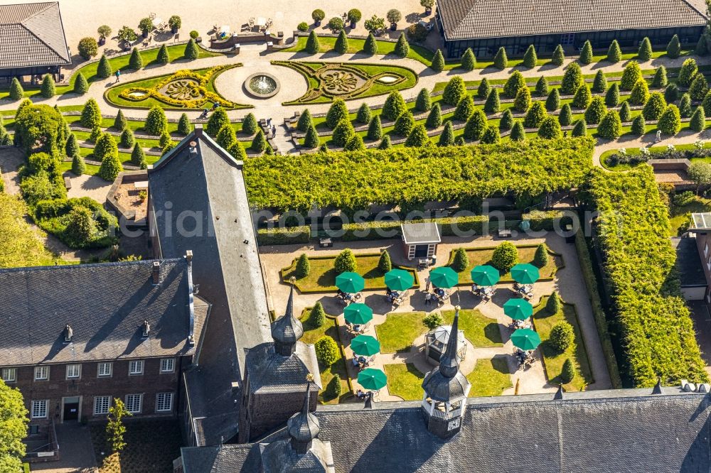 Aerial photograph Kamp-Lintfort - Complex of buildings of the monastery Kloster Konp on Abteiplatz in Kamp-Lintfort in the state North Rhine-Westphalia, Germany