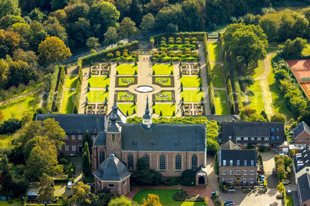 Aerial photograph Kamp-Lintfort - complex of buildings of the monastery Kloster Konp on Abteiplatz in Kamp-Lintfort in the state North Rhine-Westphalia, Germany