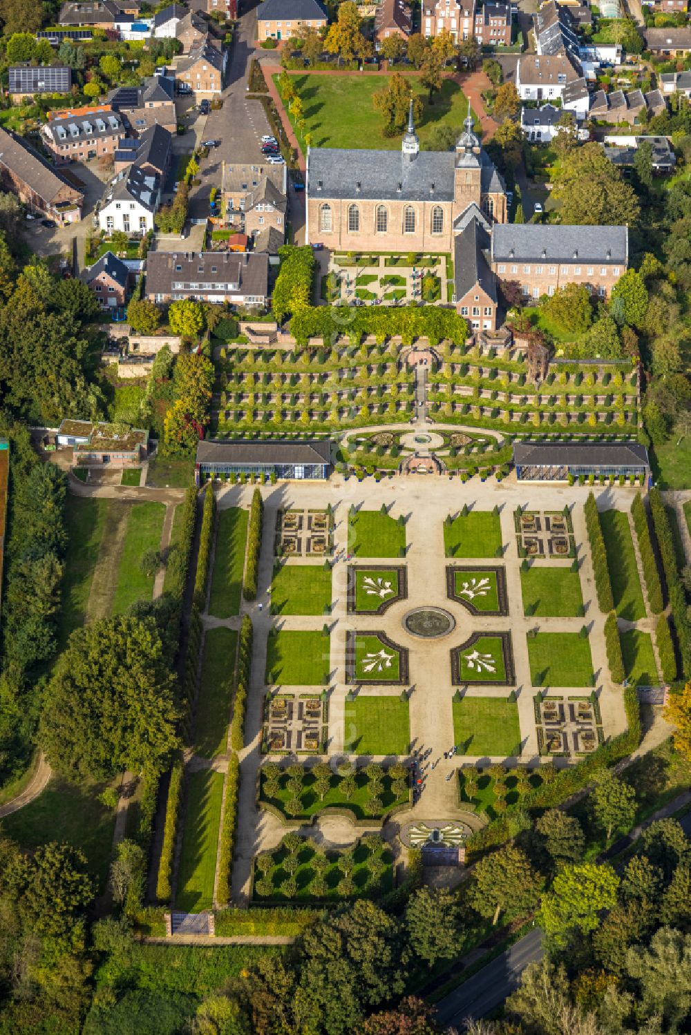 Aerial photograph Kamp-Lintfort - complex of buildings of the monastery Kloster Konp on Abteiplatz in Kamp-Lintfort in the state North Rhine-Westphalia, Germany