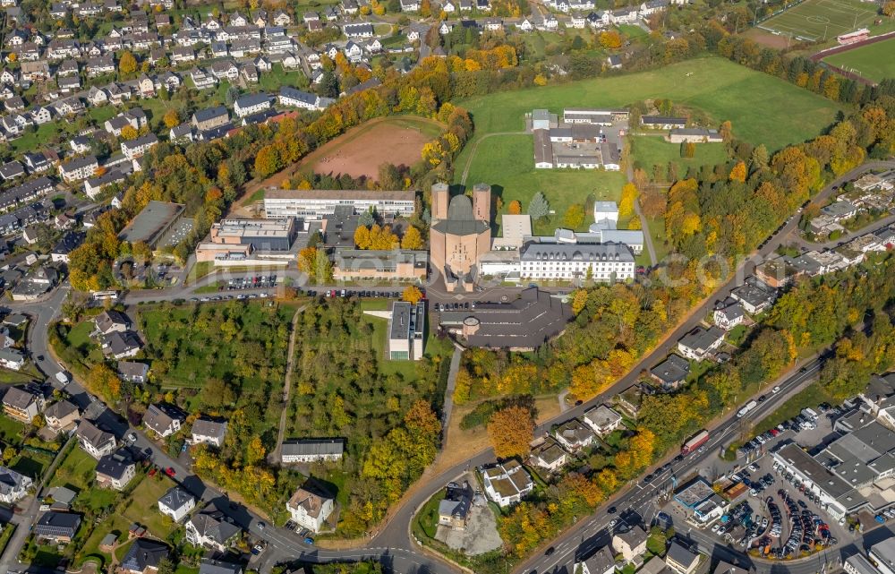 Meschede from the bird's eye view: Complex of buildings of the monastery Abtei Koenigsmuenster and of Gymnasium of Benediktiner on Klosterberg in Meschede in the state North Rhine-Westphalia, Germany