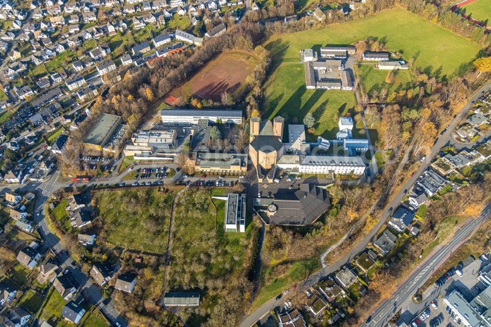 Aerial image Meschede - Complex of buildings of the monastery Abtei Koenigsmuenster and of Gymnasium of Benediktiner on Klosterberg in Meschede at Sauerland in the state North Rhine-Westphalia, Germany