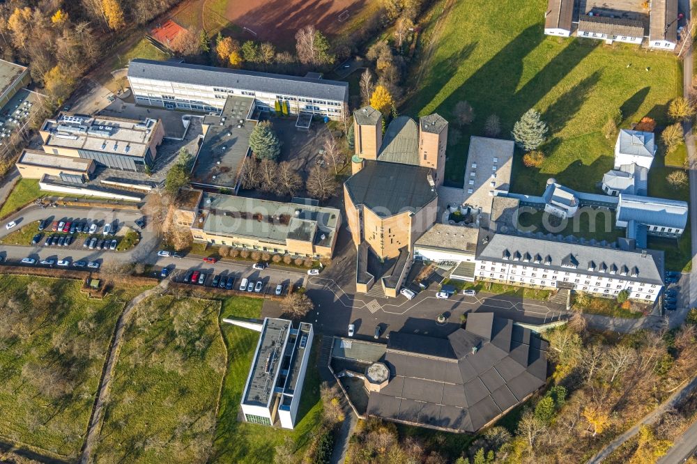 Aerial photograph Meschede - Complex of buildings of the monastery Abtei Koenigsmuenster and of Gymnasium of Benediktiner on Klosterberg in Meschede at Sauerland in the state North Rhine-Westphalia, Germany