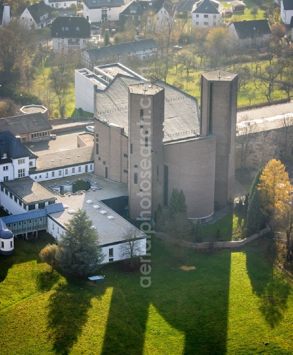 Meschede from the bird's eye view: Complex of buildings of the monastery Abtei Koenigsmuenster and of Gymnasium of Benediktiner on Klosterberg in Meschede at Sauerland in the state North Rhine-Westphalia, Germany