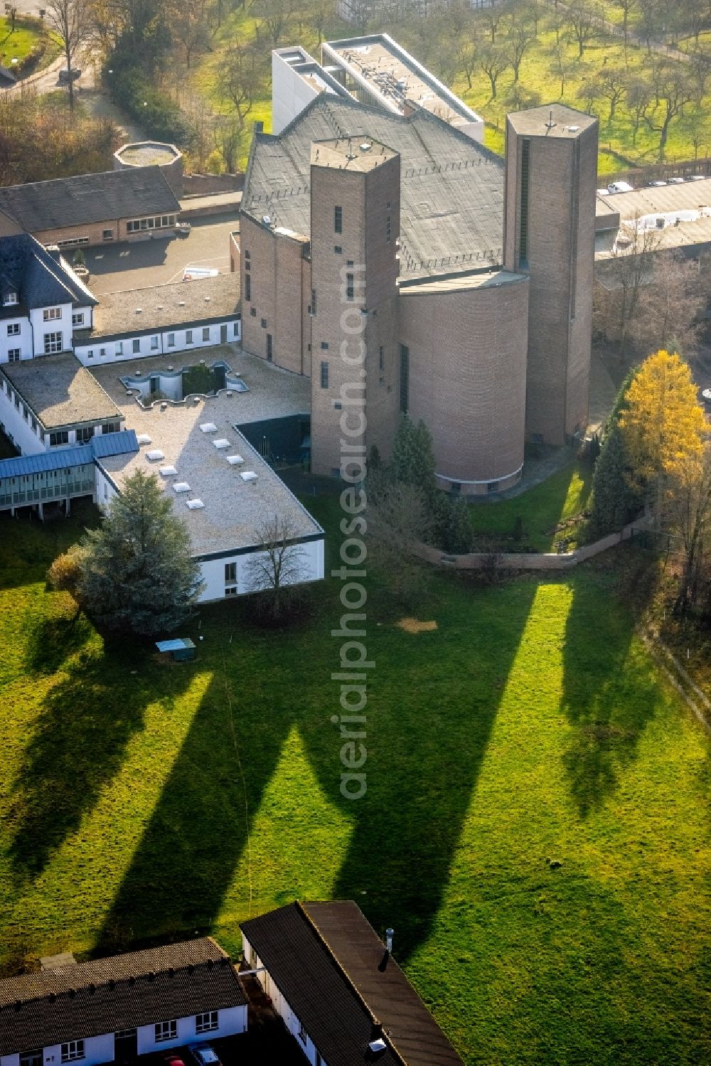 Aerial image Meschede - Complex of buildings of the monastery Abtei Koenigsmuenster and of Gymnasium of Benediktiner on Klosterberg in Meschede at Sauerland in the state North Rhine-Westphalia, Germany