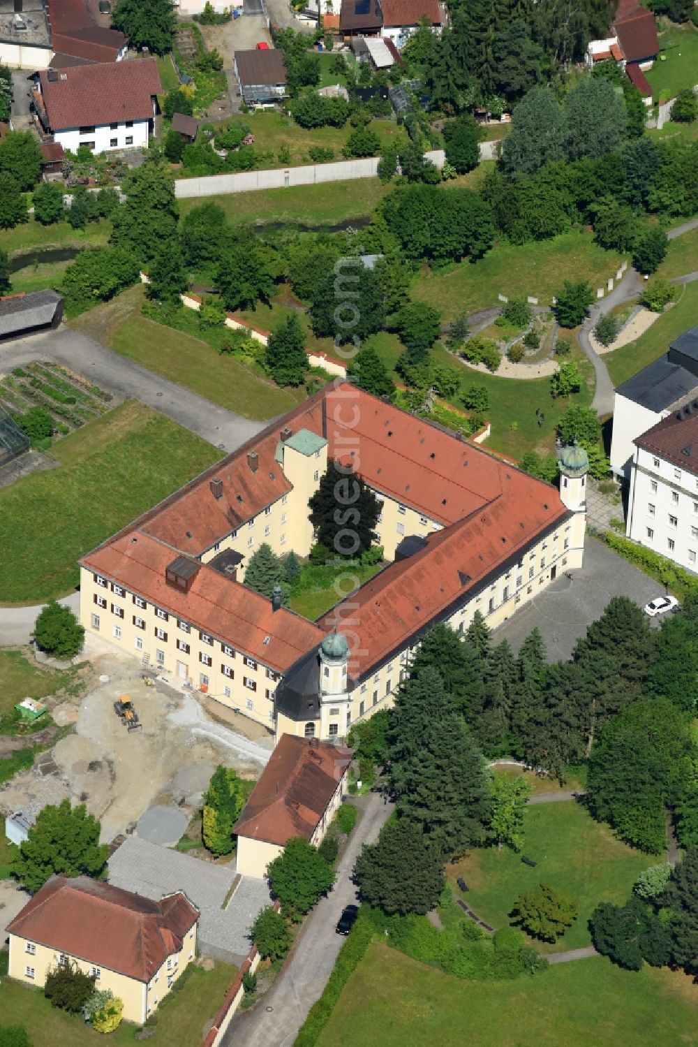 Aerial photograph Straubing - Complex of buildings of the monastery Kloster Azlburg on Azlburger Strasse in Straubing in the state Bavaria, Germany