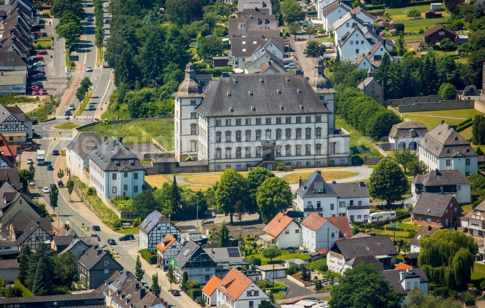 Warstein from the bird's eye view: Complex of buildings of the monastery Deutschordenskommende Muelheim Sichtigvor mit Kloster Sichtigvor und Pfarrkirche St.Margaretha in Warstein in the state North Rhine-Westphalia