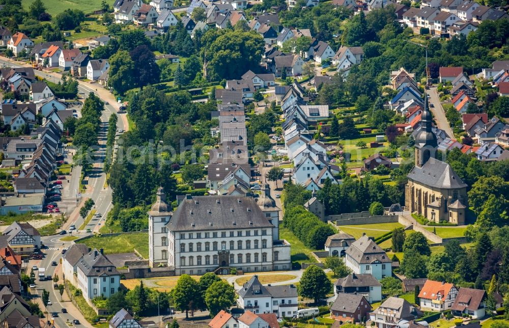 Aerial image Warstein - Complex of buildings of the monastery Deutschordenskommende Muelheim Sichtigvor mit Kloster Sichtigvor und Pfarrkirche St.Margaretha in Warstein in the state North Rhine-Westphalia