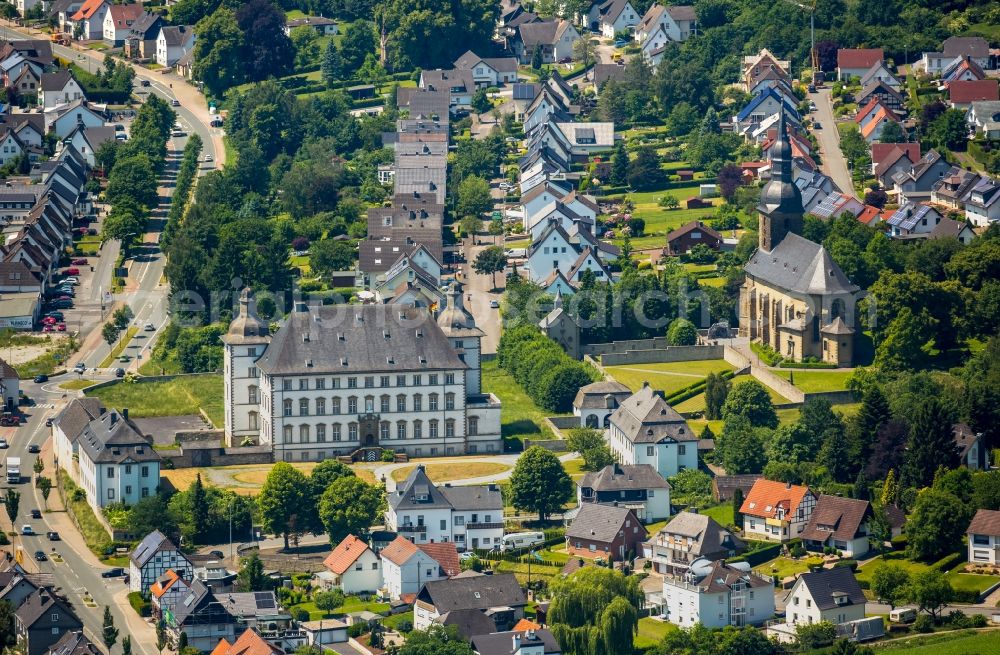 Aerial photograph Warstein - Complex of buildings of the monastery Deutschordenskommende Muelheim Sichtigvor mit Kloster Sichtigvor und Pfarrkirche St.Margaretha in Warstein in the state North Rhine-Westphalia