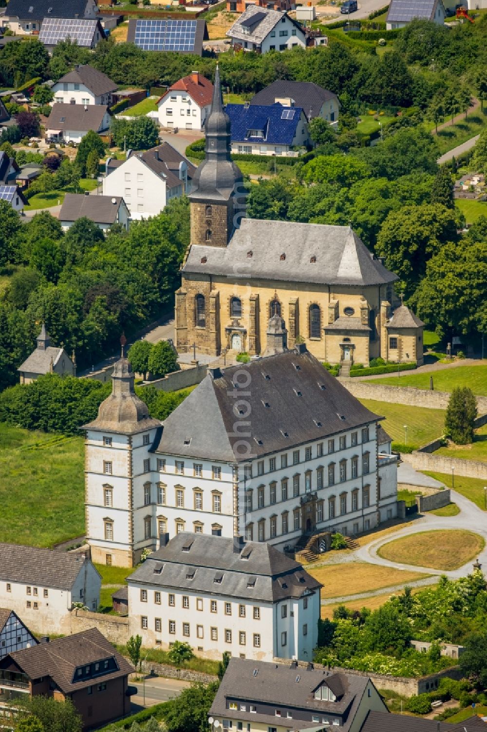 Warstein from the bird's eye view: Complex of buildings of the monastery Deutschordenskommende Muelheim Sichtigvor mit Kloster Sichtigvor und Pfarrkirche St.Margaretha in Warstein in the state North Rhine-Westphalia