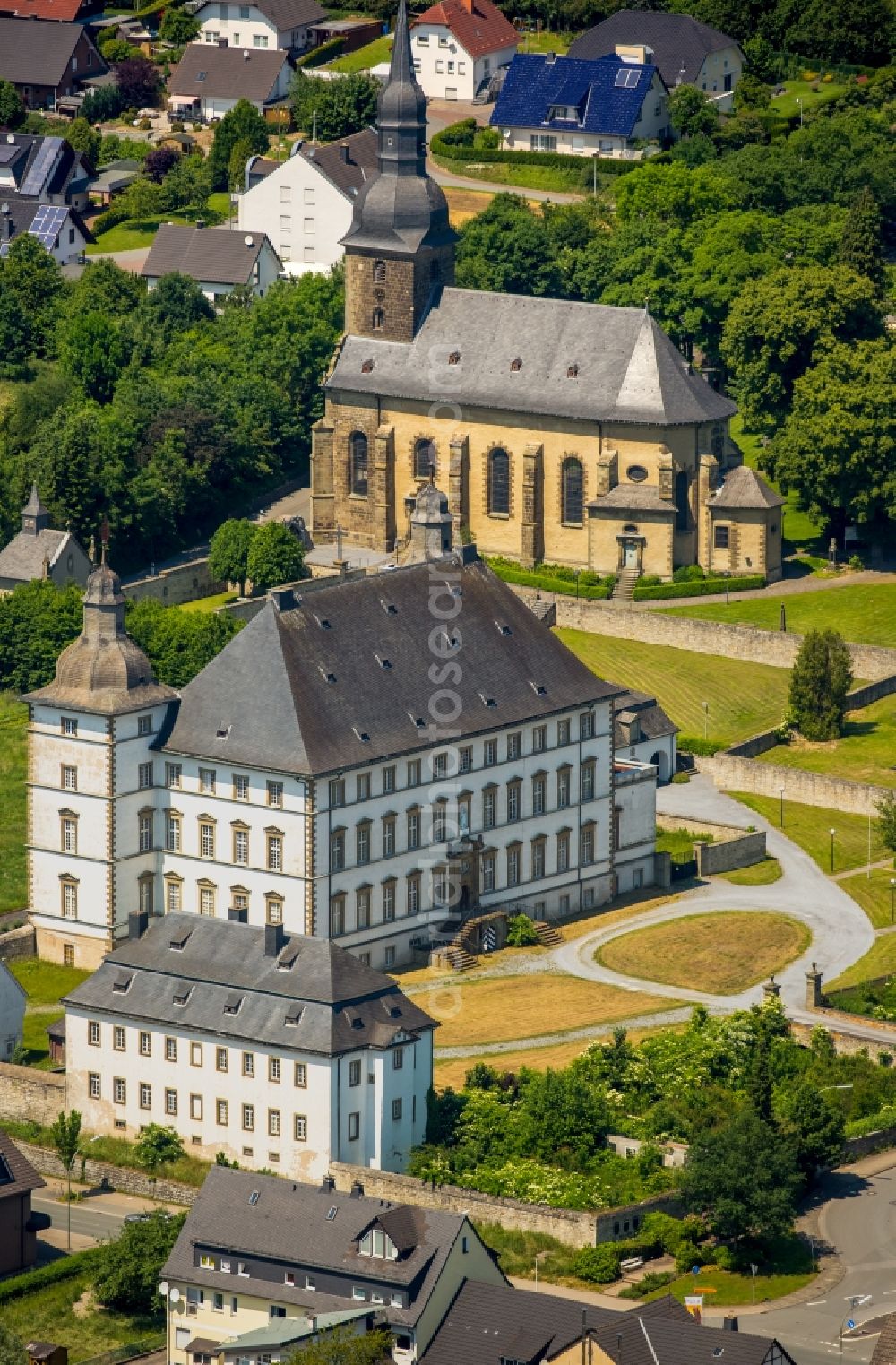 Aerial image Warstein - Complex of buildings of the monastery Deutschordenskommende Muelheim Sichtigvor mit Kloster Sichtigvor und Pfarrkirche St.Margaretha in Warstein in the state North Rhine-Westphalia