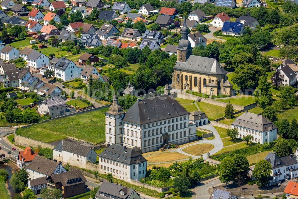 Aerial photograph Warstein - Complex of buildings of the monastery Deutschordenskommende Muelheim Sichtigvor mit Kloster Sichtigvor und Pfarrkirche St.Margaretha in Warstein in the state North Rhine-Westphalia